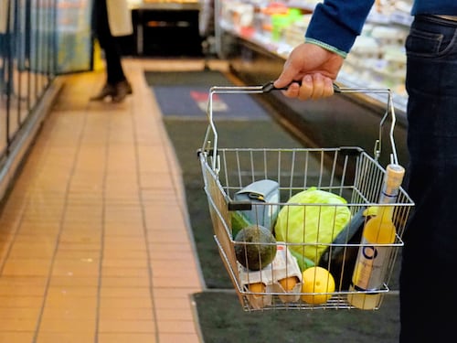 Torino, ruba 6 uova e un formaggio per necessità, licenziato dal supermercato