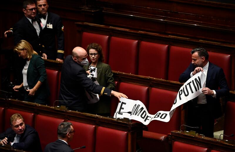 Lo striscione del Pd alla Camera contro Lorenzo Fontana 4