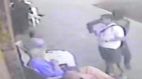 Accoltellamento a Milano, il gambiano Lamin Saidilly resta in carcere. Il Gip: "Aggredì con lame anche in carcere inglese"