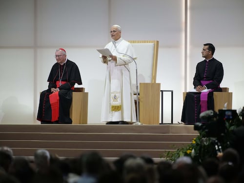 Ovazione per il Papa al Meeting. L’appello ‘pacifista’ di Leone: “Realismo cattolico contro chi riarma menti e nazioni”
