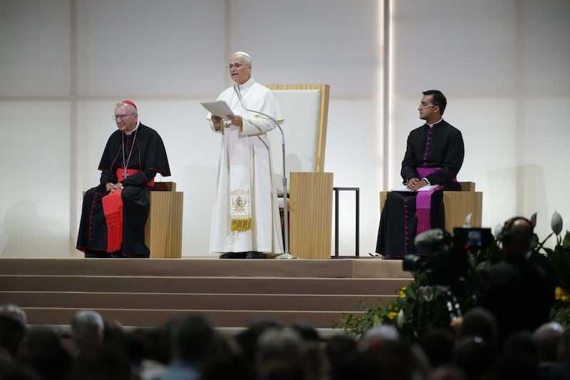 Ovazione per il Papa al Meeting. L’appello ‘pacifista’ di Leone: “Realismo cattolico contro chi riarma menti e nazioni”