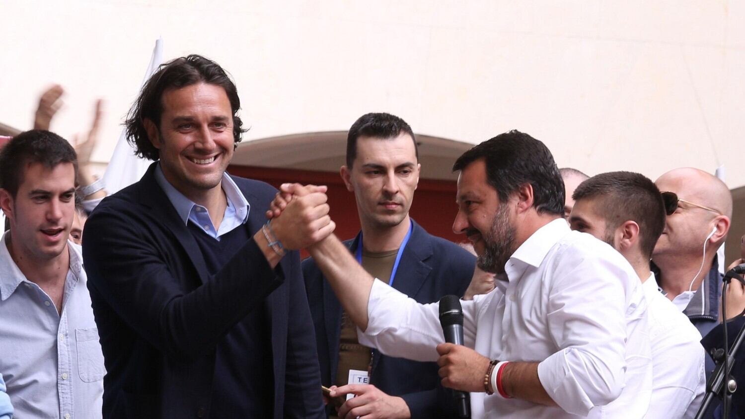 Modena, Luca Toni a sorpresa sul palco con Salvini