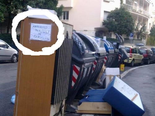 "Abbiamo Napoli ai Parioli": è polemica per il cartello apparso tra l’immondizia di Roma