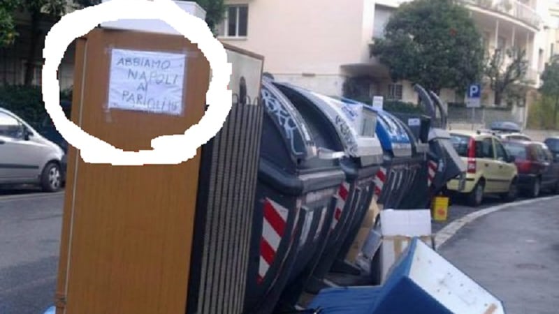 "Abbiamo Napoli ai Parioli": è polemica per il cartello apparso tra l’immondizia di Roma