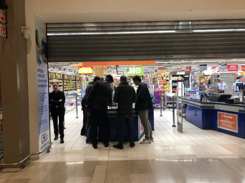 Aggressione al centro commerciale Carrefour di Assago 3