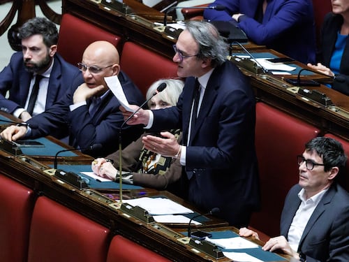 Fdi: "Se è così, lasci". I compagni di Avs aggressivi e nervosi: "Non vi parliamo"