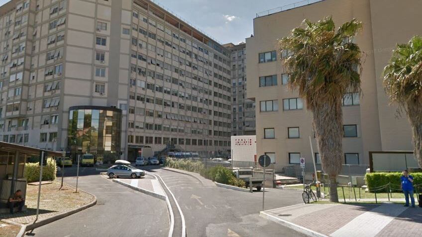 15enne si dà fuoco in cortile prima di andare a scuola: è grave