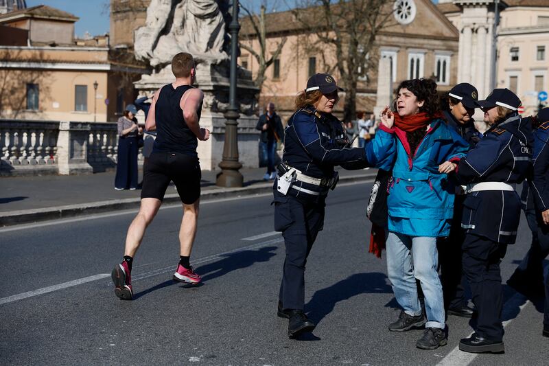 Roma, attivisti di Ultima Generazione interrompono maratona: le immagini 2