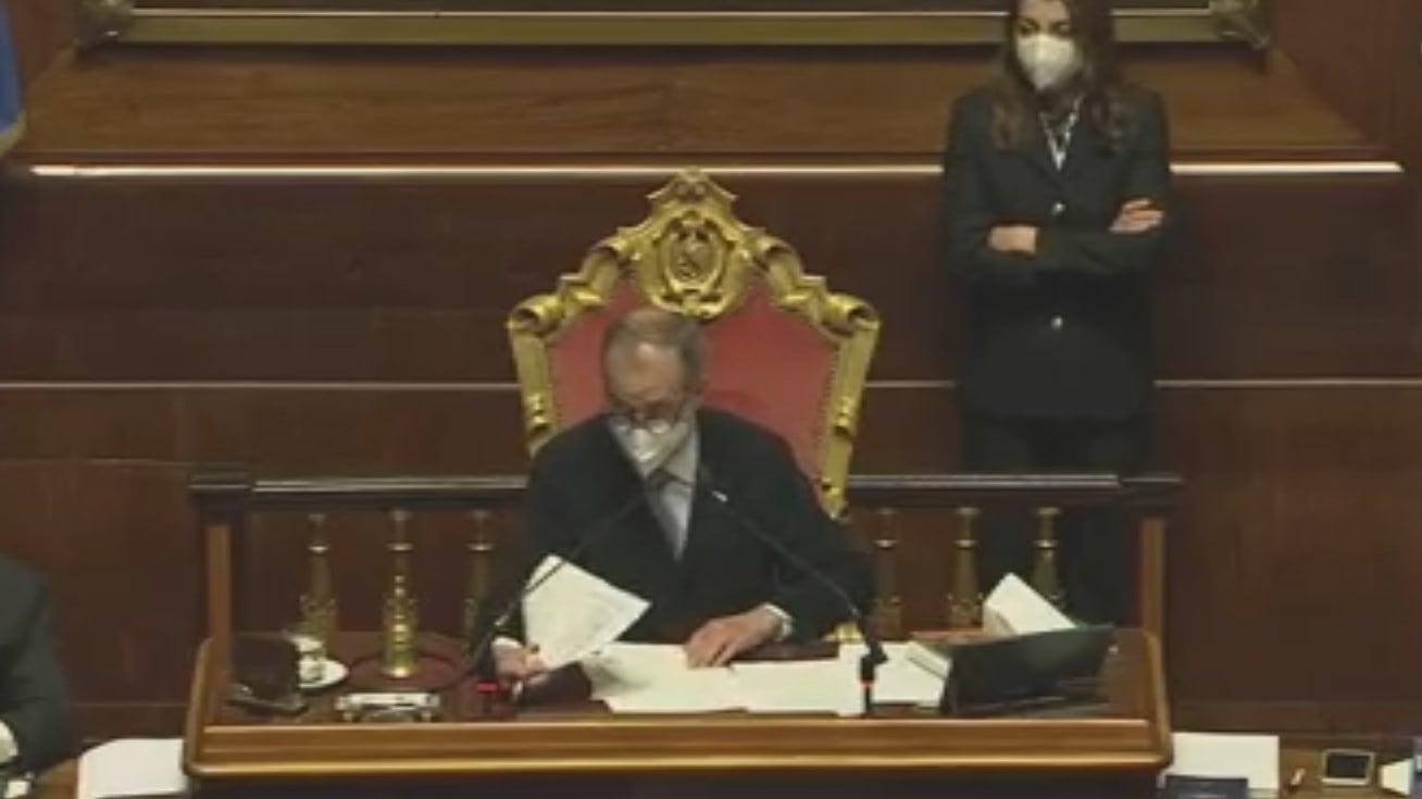 Bagarre in Senato: passa la mozione del centrosinistra, urla e fischi