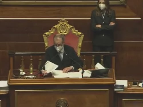 Bagarre in Senato: passa la mozione del centrosinistra, urla e fischi