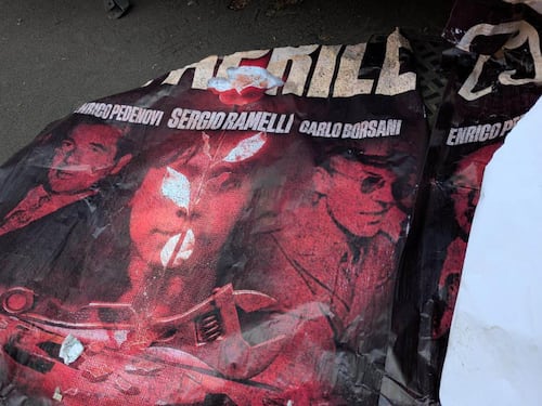 Strappa i poster in ricordo di Ramelli, Giovane di sinistra aggredito a Milano