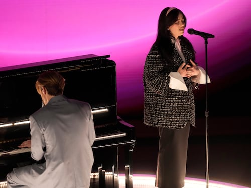 Il pop di Billie Eilish, foto cupa e fluida della Generazione Z