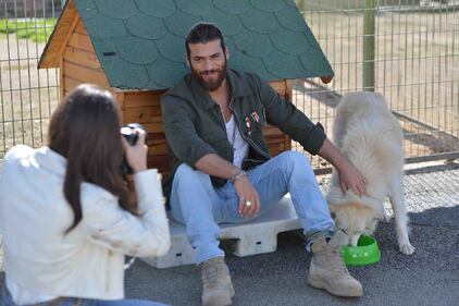 Cam Yaman: l'attore turco che fa battere i cuori delle italiane 9