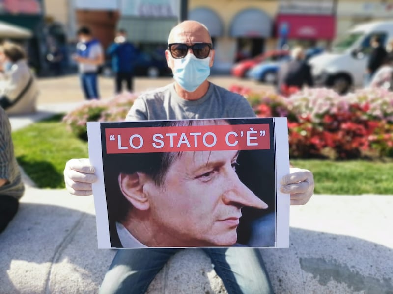 Le partite Iva in piazza contro il governo Conte a Sanremo 19