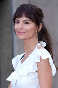Emily Ratajkowski diventa bionda e mostra il seno 26