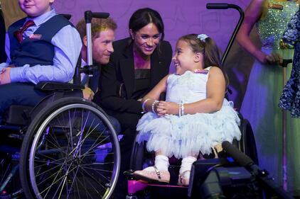Meghan Markle e il Principe Harry tra i bimbi per beneficenza 12