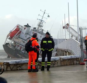 Marina di Massa, cargo si schianta contro il pontile e lo demolisce 9