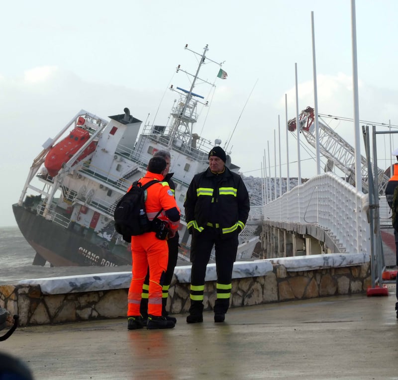 Marina di Massa, cargo si schianta contro il pontile e lo demolisce 9