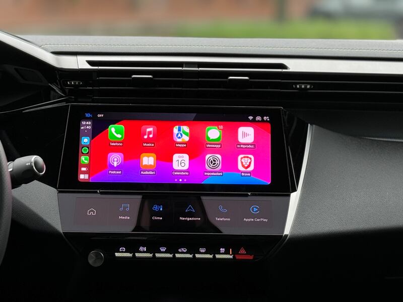 Peugeot 408 Hybrid 225: guarda la gallery del crossover francese (anche) plug-in 15