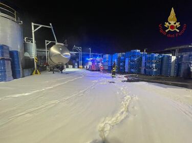 I vigili del fuoco impegnati all'impianto Itelyum di Rho 1