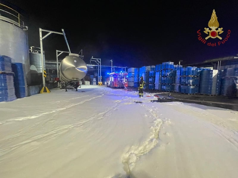 I vigili del fuoco impegnati all'impianto Itelyum di Rho 1