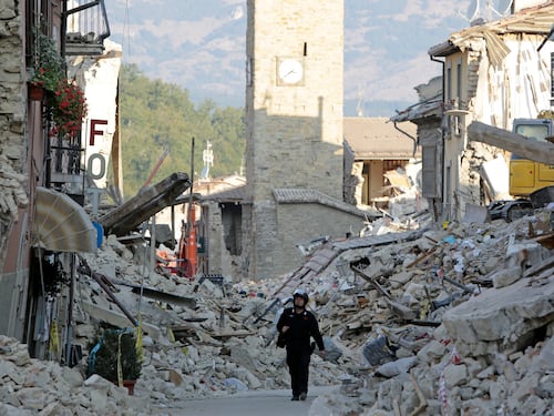Amatrice 10 anni dopo il terremoto, Meloni: “Obiettivo rinascita Appennino centrale”. Mattarella: “Monito per potenziare la prevenzione”