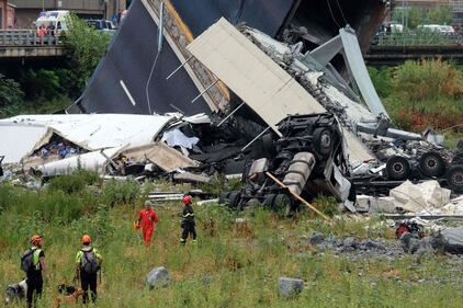 Genova, auto e camion schiacciati dal ponte 3