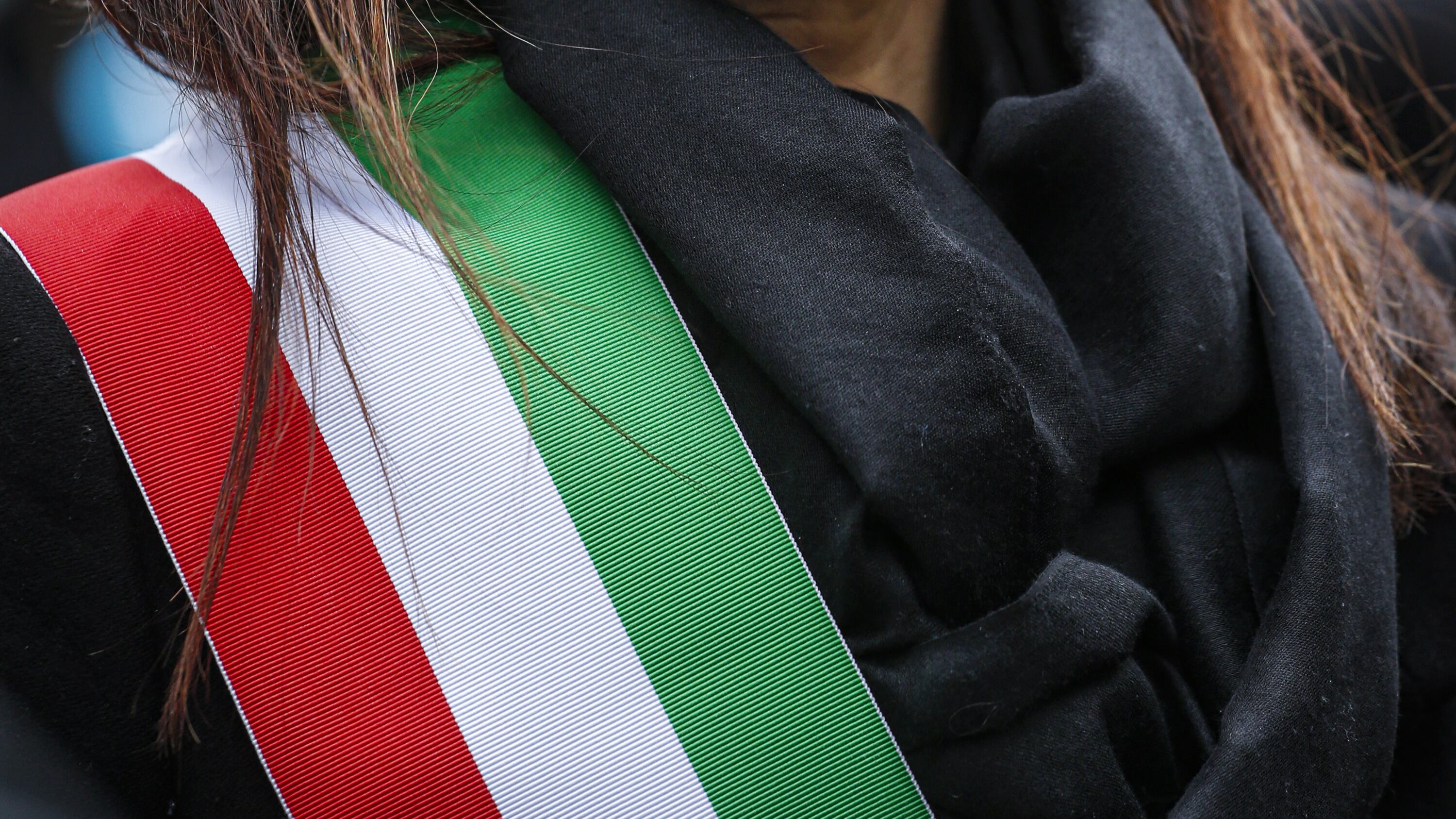 Raggi furiosa con Conte: "Ora chiamo Grillo". Dibba scrive a Travaglio per avere più spazi
