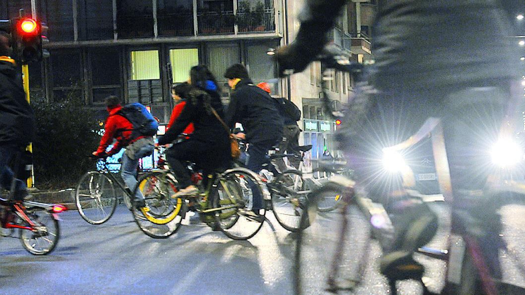 Pisapia è stufo dei ciclisti: «Pericolosi»
