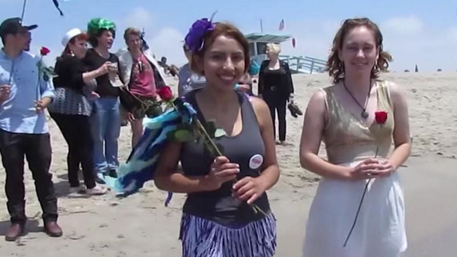 Prof porta gli studenti in un viaggio "ecosessuale": così si sposano con l'oceano