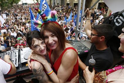 Gay pride, bacio tra le testimonial Luxuria e Asia Argento  4