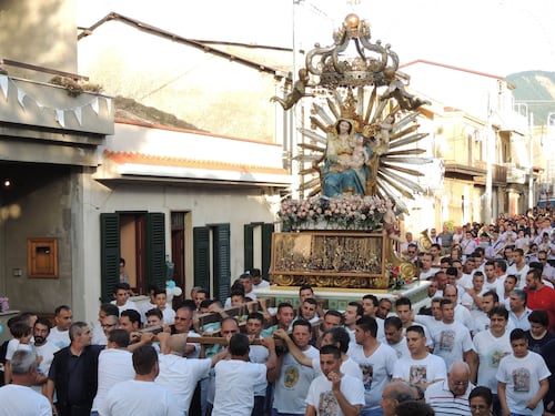 L'inchino della Madonna alla casa del boss, due arresti