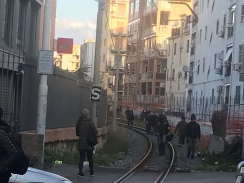 Treno Circumvesuviana in avaria, passeggeri di nuovo a piedi sui binari