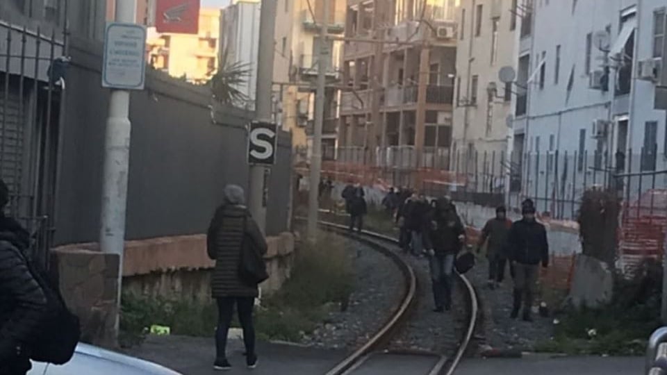 Treno Circumvesuviana in avaria, passeggeri di nuovo a piedi sui binari