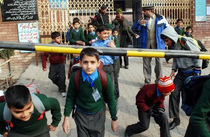 Peshawar, tornano in classe gli studenti della scuola colpita dai talebani 7