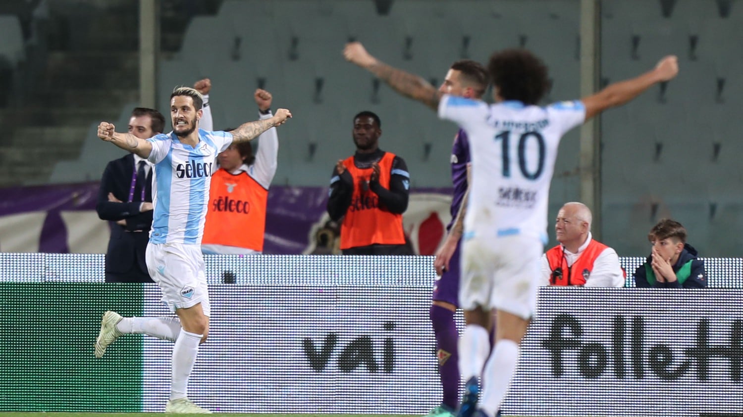 Serie A, la Lazio vince 4-3 sul campo della Fiorentina. Vince la Roma, pari per il Milan
