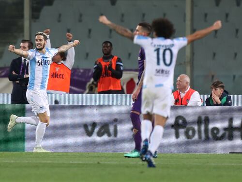 Serie A, la Lazio vince 4-3 sul campo della Fiorentina. Vince la Roma, pari per il Milan