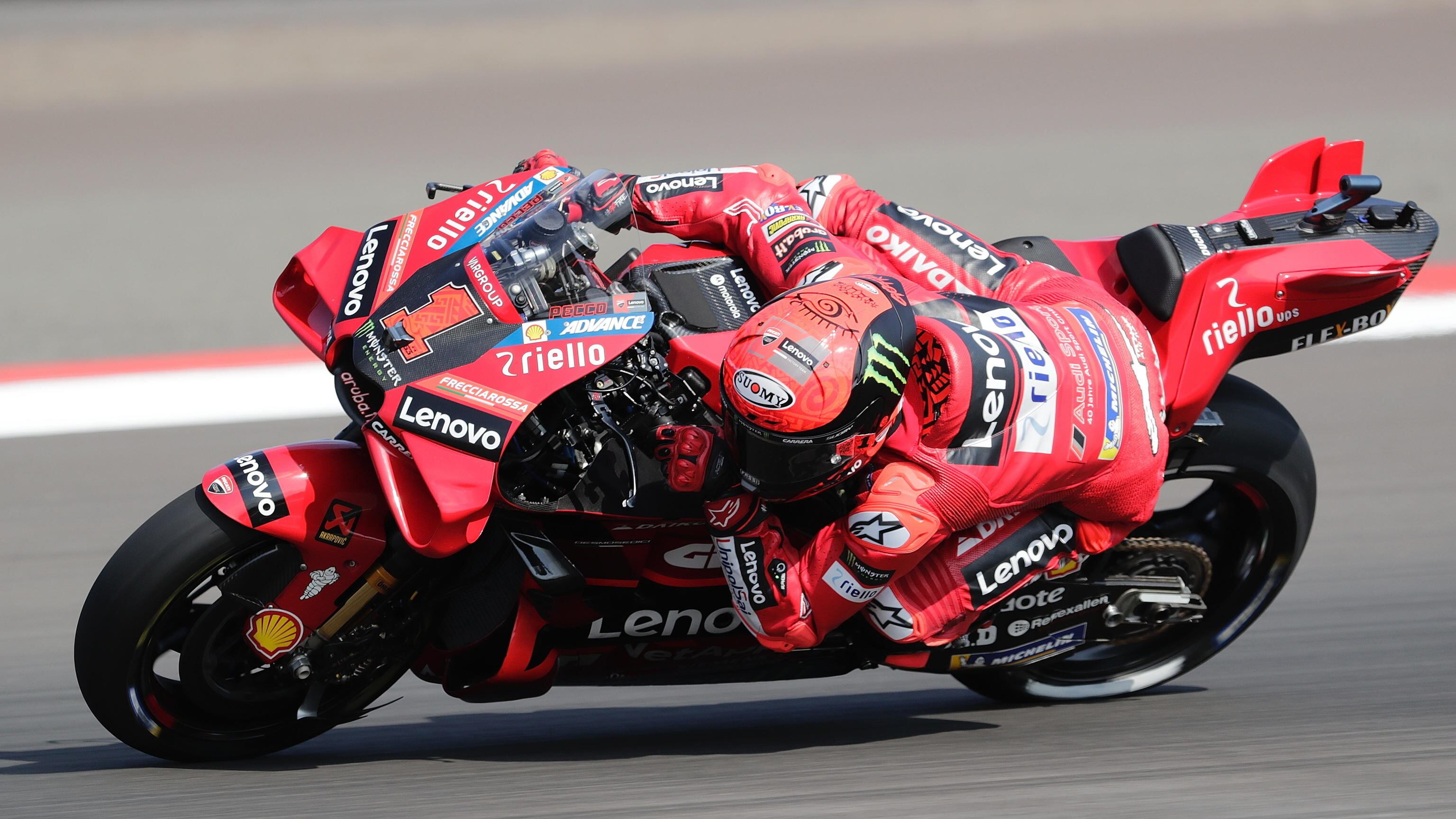 MotoGP Indonesia, Bagnaia vince una gara monumentale mentre Martin cade
