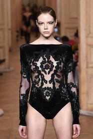 Le modelle sfilano per la Fashion Week di Istanbul  1