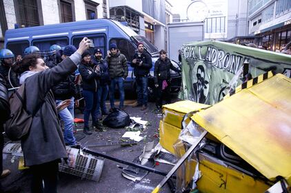 Uova sui poliziotti: la protesta dei centri sociali a Milano 4