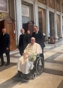 Papa Francesco nella Basilica di Santa Maria Maggiore: la preghiera e le rose. Le immagini 3