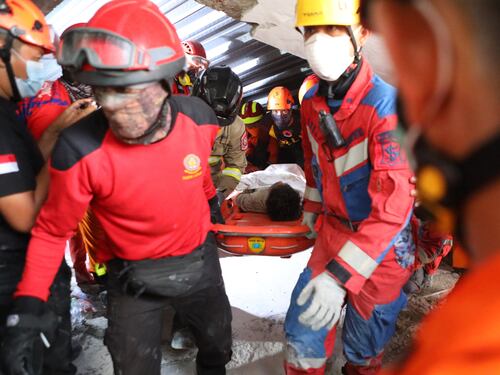Le operazioni di soccorso dopo il crollo della scuola in Indonesia