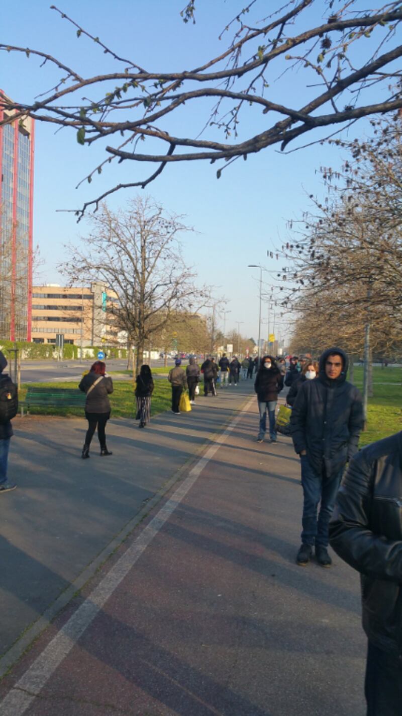 Milano, code ai supermercati 5