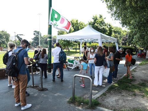 Zero volontari ai gazebo dem? Si reclutano a pagamento