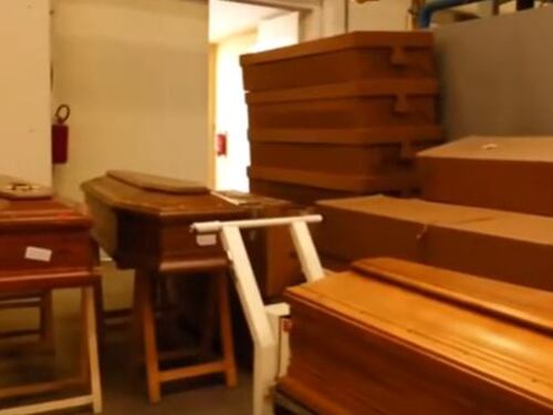 Piacenza, troppi deceduti e il forno crematorio va in tilt: 100 le bare accatastate
