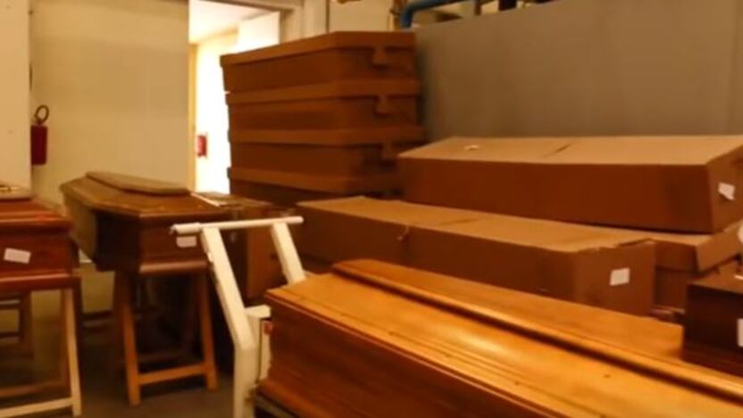 Piacenza, troppi deceduti e il forno crematorio va in tilt: 100 le bare accatastate