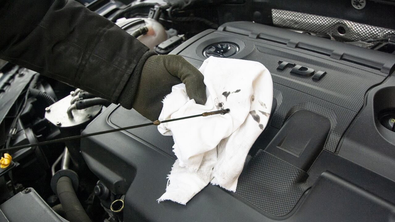 Troppo olio nel motore dell'auto: ecco quali rischi si corrono