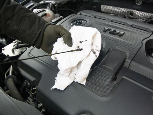 Troppo olio nel motore dell'auto: ecco quali rischi si corrono