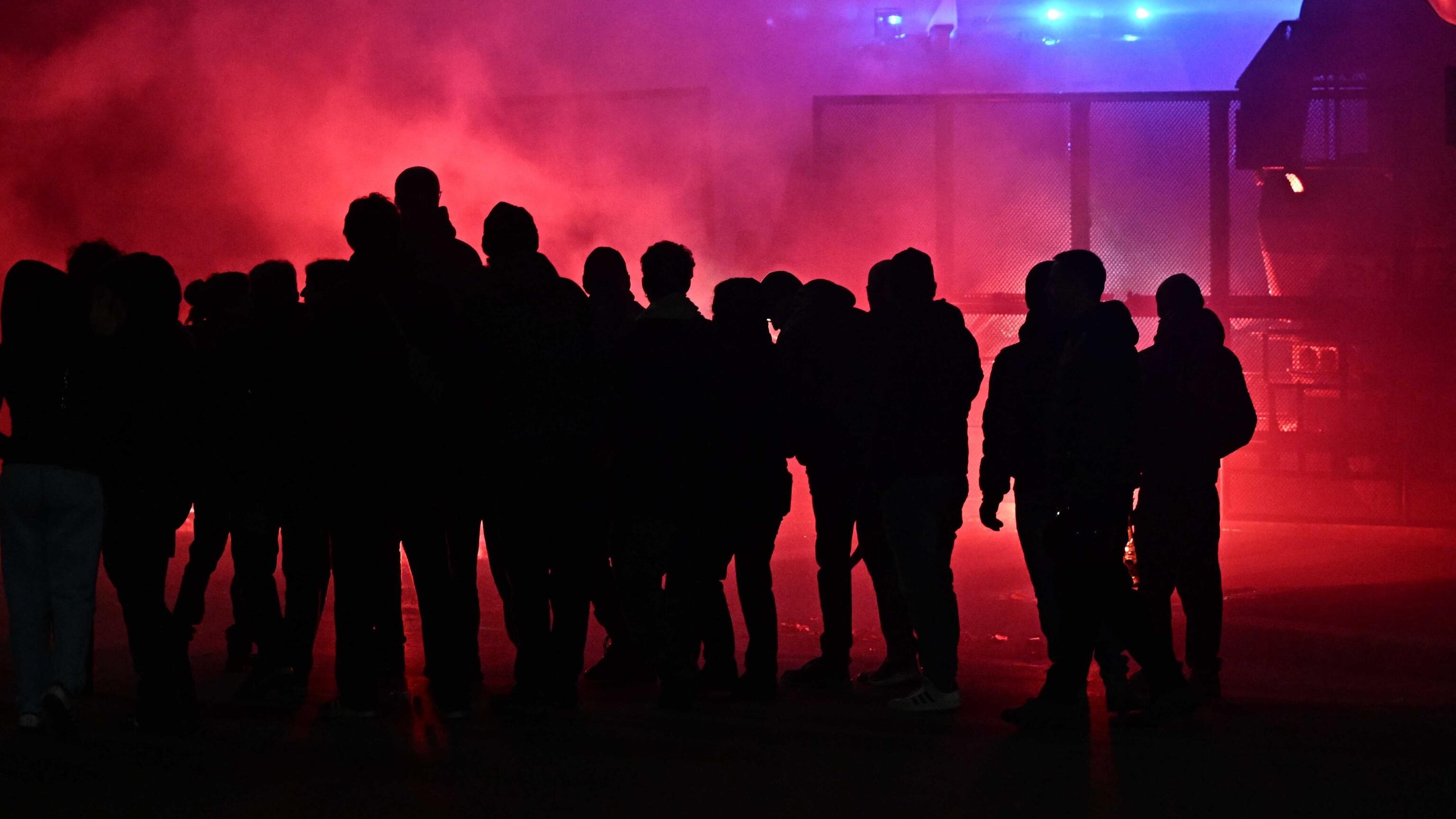 Scontri tra ultras prima di Genoa-Inter, auto in fiamme