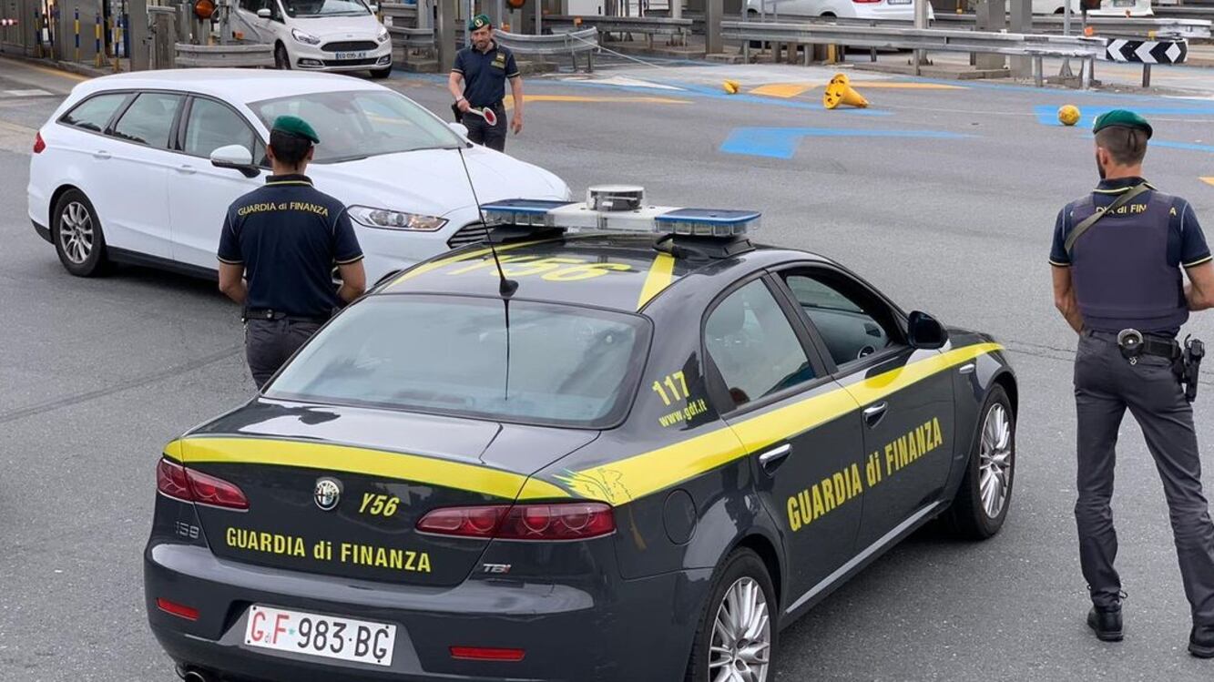 Scoperto bunker con armi, cocaina e soldi sporchi